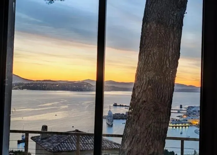 Le Cap Marlou Vue D'en Bas *